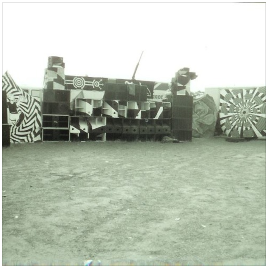 Le Sound system Kamikaze / Peardrop au Czech Teknival 2000. Les 4 livesets ont été joué en même temps (avec Niko OQP, Arob@ss et Midilink).