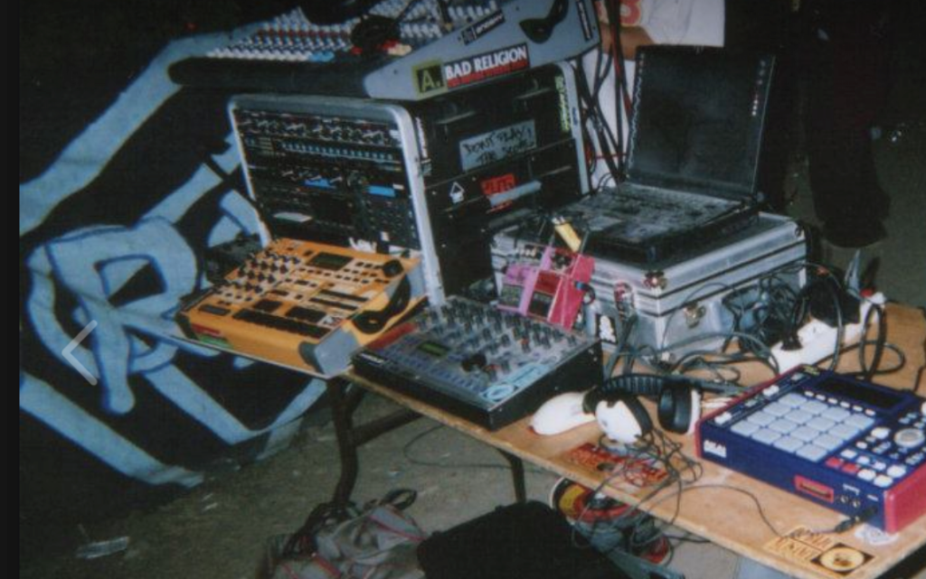 L'ex config' live de notre ami Toma, sur le son Hekate. A droite, la MPC de Fleur (des Boucles Etranges).
