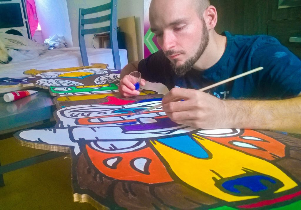 Loïc en plein travail créatif