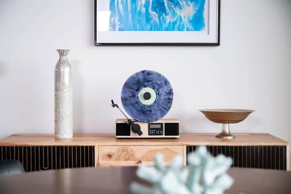 Fuse Tourne-Disque Vertical Enveloppant avec Support de Couverture de l'album intégré – Lecteur Vinyle Moderne du Milieu du siècle avec Haut-parleurs intégrés et Bluetooth – Platine Audio Radio FM