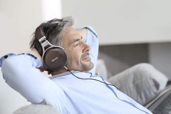 Denon AHD5200 Casque Supra-Auriculaire Premium avec Oreillettes en Bois Zebrano, Haut-Parleurs FreeEdge 50 mm, Certifié Hi-Res Audio - Marron