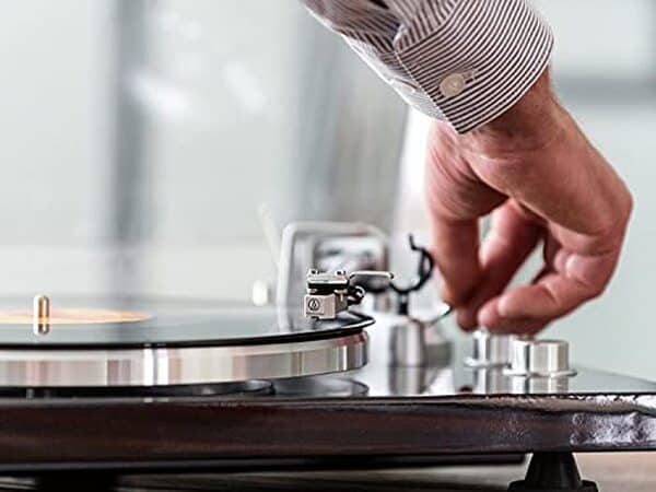 Découvrez la platine vinyle Bluetooth Lenco LBT-188, élégante et performante en marron foncé. Profitez d'une qualité sonore exceptionnelle et d'une connectivité moderne pour sublimer votre collection de disques.