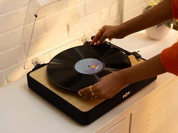 Découvrez le test complet de la platine vinyle bluetooth Revolution de House of Marley : performance audio, design écoresponsable et connectivité moderne sont au rendez-vous pour une expérience auditive unique.