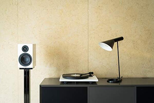 Découvrez notre test complet de la platine Pro-Ject Primary E Phono White Om : performances, qualité sonore et design d'une platine vinyle haut de gamme. 