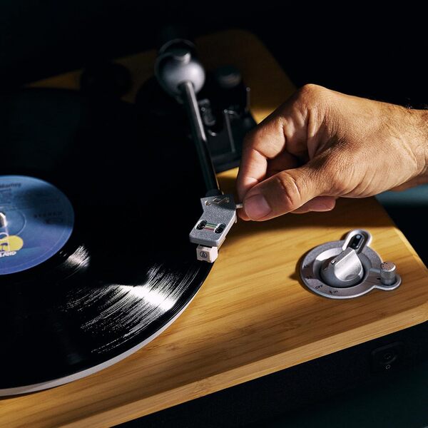 Découvrez notre test complet de la platine vinyle Bluetooth House of Marley Rise Up : qualité sonore, design et fonctionnalités pour les audiophiles.